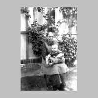 035-0065 Caroline Neumann, geb. Gutzeit mit Enkelkind im Jahre 1927 .jpg